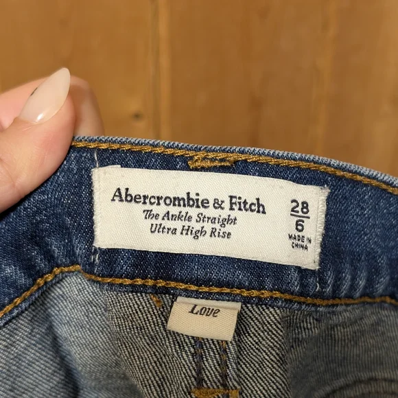 Abercrombie & Fitch Women's Ultra High Rise Curve Love Ankle Straight Jeans - Picture 3 of 4
